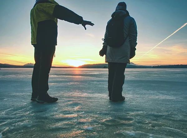 겨울 해변에서 걷는 손을 들고 있는 성인 커플 — 스톡 사진
