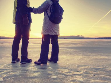 Çift elleriyle tutuyor. Kabarık ceketli güzel insanlar 