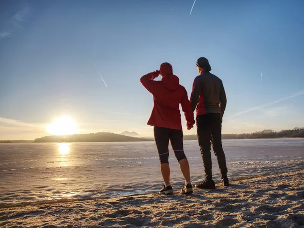 Homem e mulher do casal Fitnes. Paisagem de inverno com sol — Fotografia de Stock