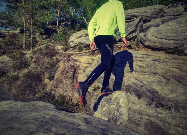 Fitness muž, běžec na skalnaté hoře — Stock fotografie