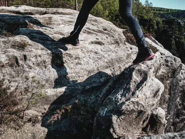 Atleta sportivo corridore uomo in montagna sentiero natura — Foto Stock