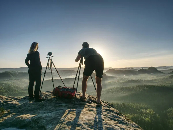 Artistas criativos ficam em próprias câmeras em tripés. Caminhantes e entusiastas — Fotografia de Stock