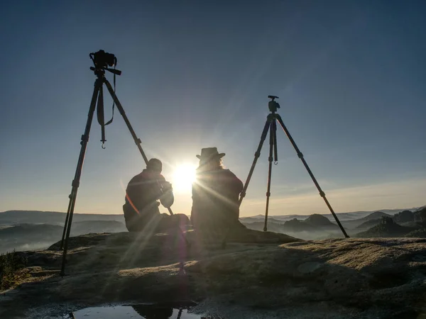 Creative artists stay at own cameras on tripods.  Hikers and enthusiasts — Stock Photo, Image