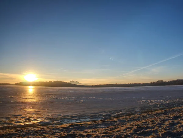 Baie hivernale glacée. Matin d'hiver dégagé. Sable avec givre — Photo