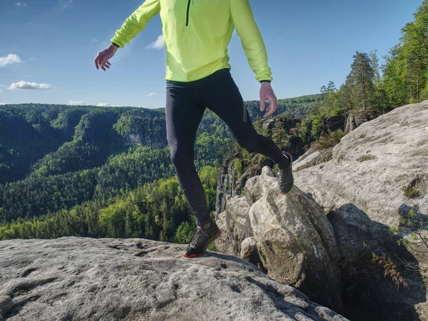 砂岩の上のランナーボディと影。ランニングマン — ストック写真