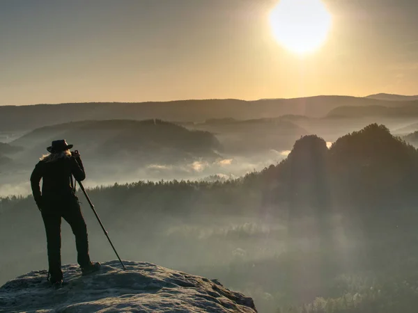 Lady fotograaf toerist met camera schiet zonsopgang — Stockfoto