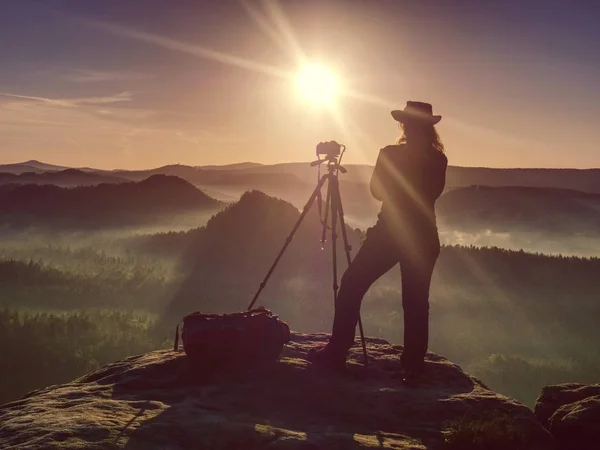 Kamera v rukou tvorby fotografa dívky. Báječný den — Stock fotografie