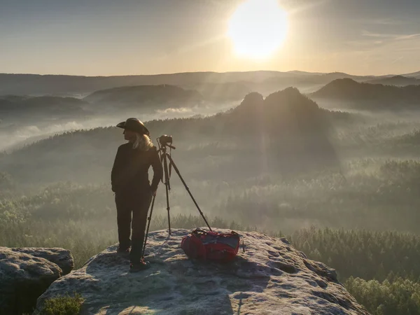 Hezká holka fotografka v kovbojské čepici fotografuje na kameře — Stock fotografie