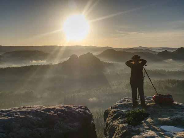 Girl frind fotograf artist arbetar på kanten utsiktspunkt — Stockfoto