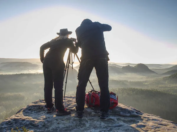 Coppia turista con macchina fotografica in cima alla montagna guardare il tramonto — Foto Stock