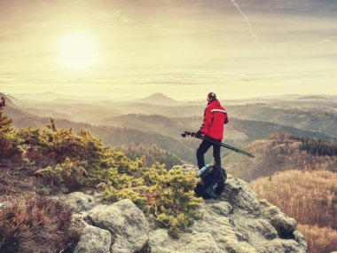 Elinde tripod ile uçurumda Fotoğrafçı. Doğa fotoğrafçısı 