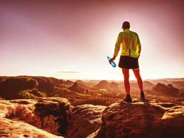 Spor elbisesi fit koşucu spor şişeden su içme 