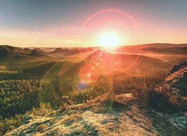 Kumtaşı zirveleri sisli vadiden arttı