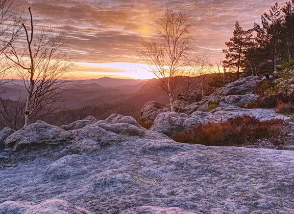 野生丘陵景观。清晨雾蒙蒙的早晨在美丽的岩石 — 图库照片
