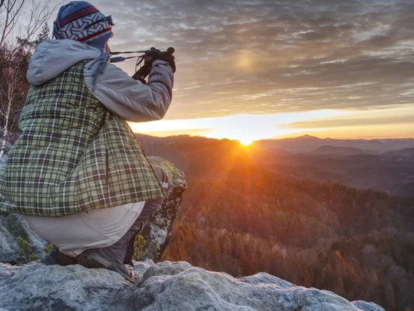 Fotografka ženy z ostrého okraje útesu — Stock fotografie