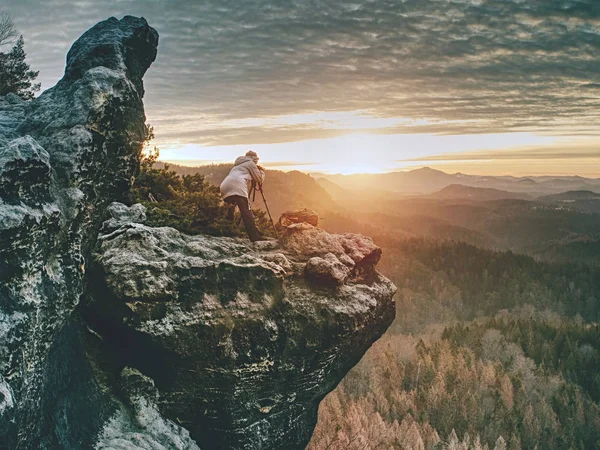 Escursionista donna fotografo scatta foto da tagliente bordo scogliera — Foto Stock