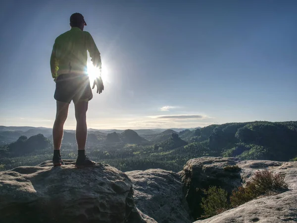 Uomo corridore su strada rocciosa di natura montana. Velocizzatore maschile — Foto Stock