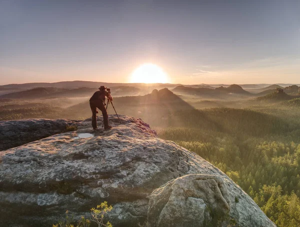 Fotografo viaggiatore con attrezzature fotografiche professionali funziona — Foto Stock