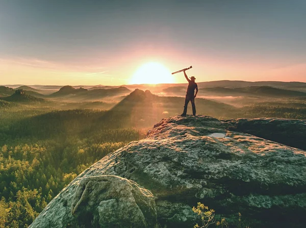 Western fashion photographer set tripod and camera in wild nature — Stock Photo, Image