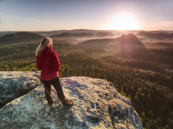 Mulher em roupas ao ar livre desfrutar de vista no cume nas montanhas . — Fotografia de Stock