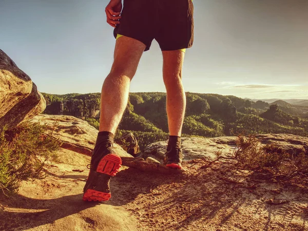Trail runner em terreno natural, contorno do corpo em baixa visão do tornozelo — Fotografia de Stock
