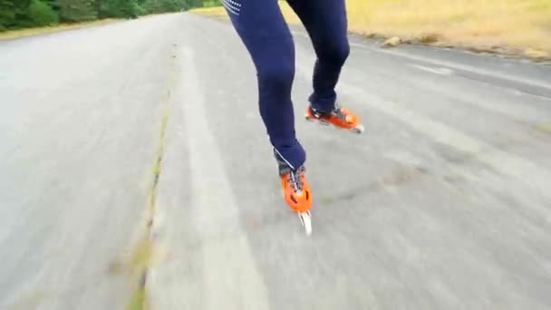 Patinação Patins Verão Aeroporto Hradcany Julho 2019 Laranja Rollerskates Concha — Vídeo de Stock