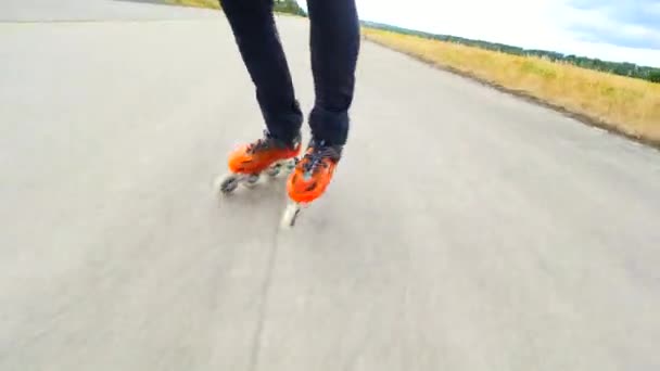 夏のローラースケート フラドカニー空港 2019年7月9日 晴れた日にアスファルトにオレンジ色のハードシェルローラースケート 街からインラインスケート楽しい自由な時間活動 — ストック動画