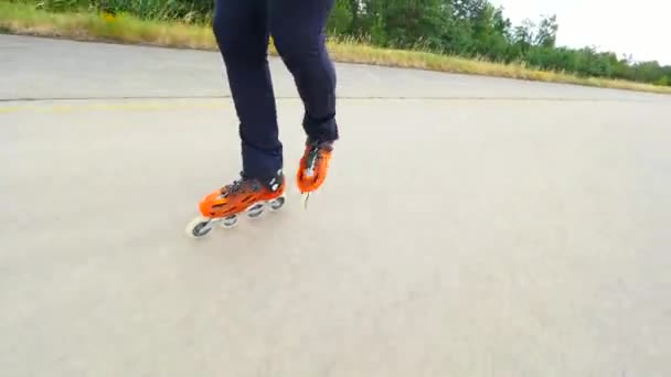夏のローラースケート フラドカニー空港 2019年7月9日 晴れた日にアスファルトにオレンジ色のハードシェルローラースケート 街からインラインスケート楽しい自由な時間活動 — ストック動画