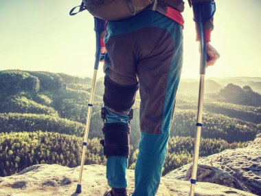 Immobilizer ve koltuk değnekleri kırık bacak ile Hiker adam