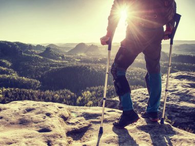 Diz eklemi trek içinde zarar. Turist adam diz ağrısı muzdarip