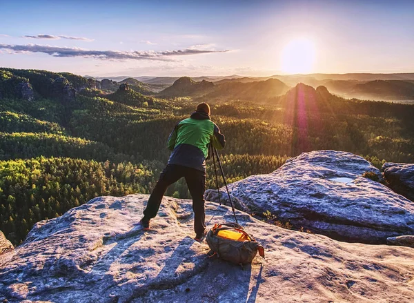 Artista set fotocamera e treppiede per fotografare l'alba in cima — Foto Stock