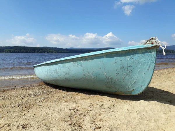 Göl Kıyısında Eski Yıpranmış Lamine Mavi Balıkçı Teknesi Yakından Kapatın — Stok fotoğraf