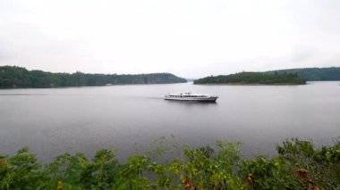Turistler ile Orlik gölünde Cruise gemi, Baraj Orlik, Çek Cumhuriyeti. 20 Temmuz 2019