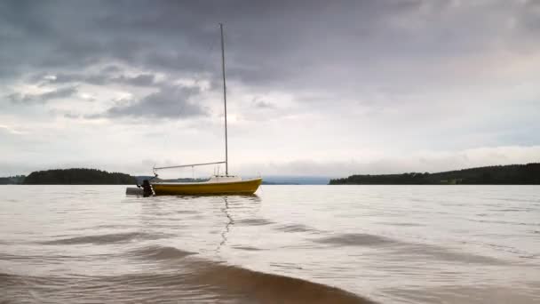 Verankerde Gele Zeilboot Donkere Avond Lipno Meer Lazy Waves Swing — Stockvideo