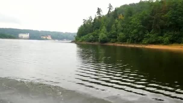 Orlik Barajının Yüzeyinde Tekneyle Orlik Kalesine Bak Temmuz 2019 Çek — Stok video