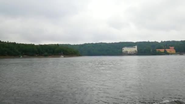 Orlik Barajının Yüzeyinde Tekneyle Orlik Kalesine Bak Temmuz 2019 Çek — Stok video