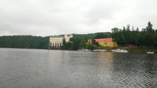 Vista Castillo Orlik Desde Barco Flota Superficie Presa Orlik Julio — Vídeos de Stock