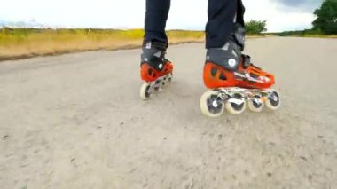 Sıralı paten botlar terkedilmiş Havaalanı alanında hareket ediyor. 7 Temmuz 2019, Hradcany, Çek Cumhuriyeti.