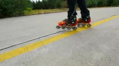 Kamera önünde turuncu sert Shell paten adam. 7 Temmuz 2019, Hradcany Havaalanı, Çek Cumhuriyeti