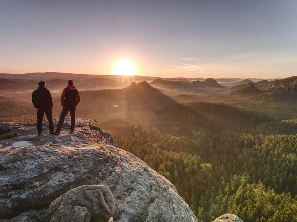 Két fickó közelében szélén szikla, figyeli ébredés természet — Stock Fotó