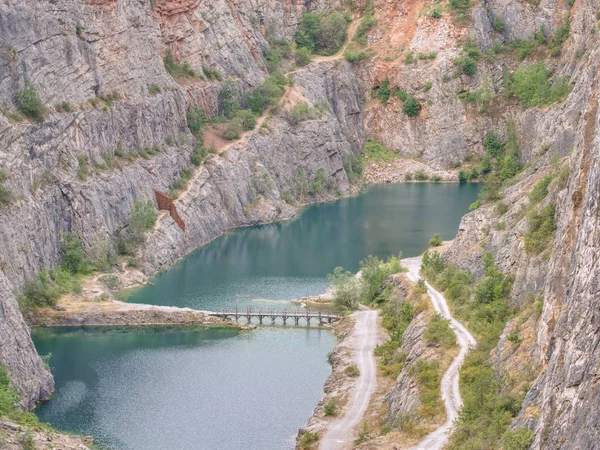 Nagy kanyon OV elhagyott kőbánya dolomit forrás bánya — Stock Fotó