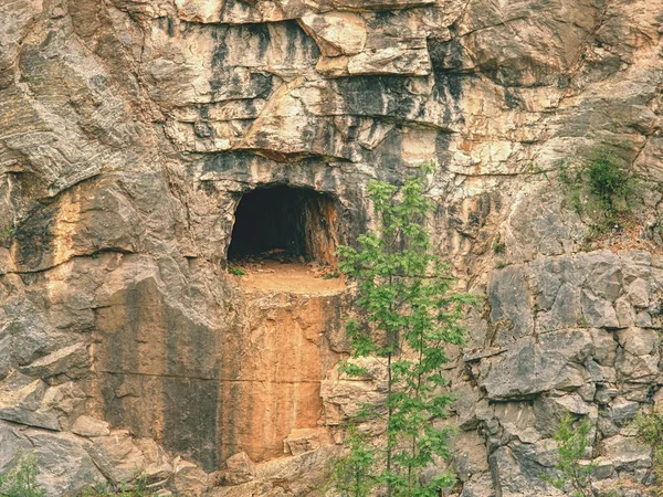 Modifica in vecchia cava di calcare abbandonato Velka Amerika . — Foto Stock