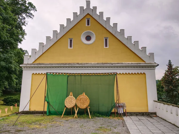 Diana-Bogenschießen, Pfeile auf Strohscheiben schießen, Traditionssport — Stockfoto