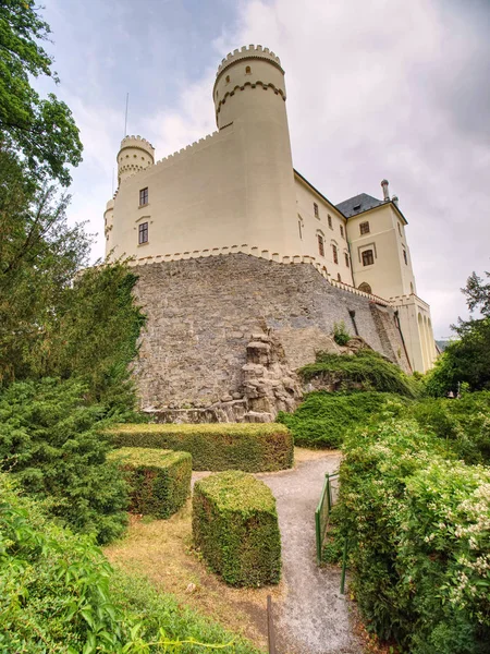 Orlik Burg über dem Orlik Damm. Mittelalterliche Festung Schwarzenberg — Stockfoto