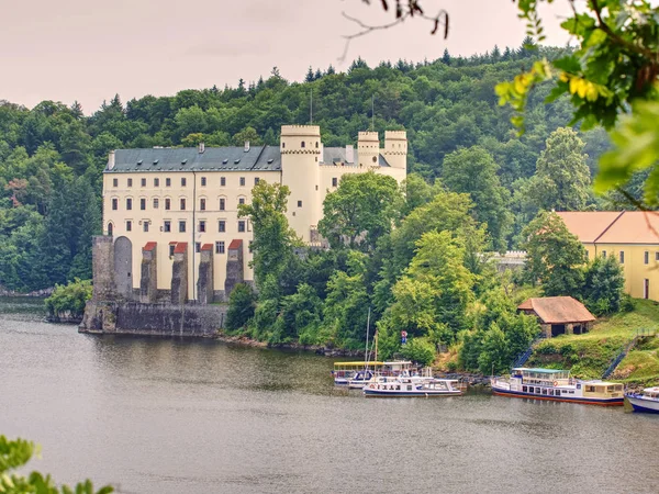 Monumentale mittelalterliche gotische Orlik-Burg über dem Orlik-Damm — Stockfoto