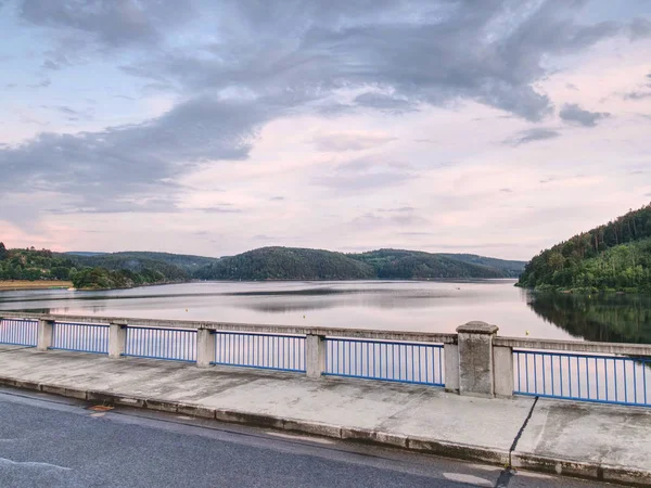 Cesta na přehradě na mostě nad Orlik Dam na řece Vltavy. — Stock fotografie