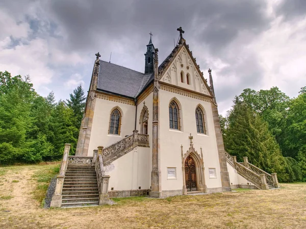 Гробница Шварценберга расположена в замковом парке Орлик, недалеко от плотины Орлик — стоковое фото