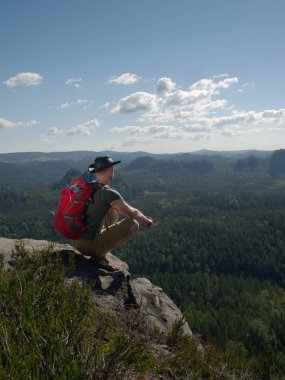 Yaz aylarında bir yürüyüş sırasında dağın tepesinde Adam turist. 