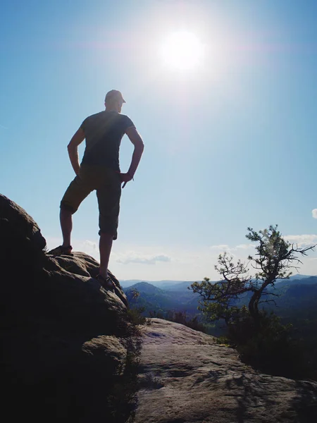 Alto chico con la mano en akimbo pose de pie y ver el horizonte —  Fotos de Stock