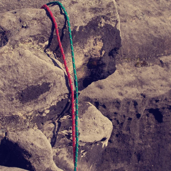 Geflochtene grüne und rote Nylonseile. Detail des alten gebrauchten Seils — Stockfoto